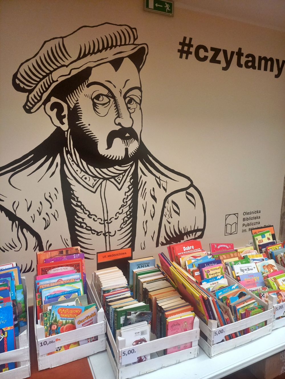 Przygotowania do dwudniowej Giełdy Książki w sali konferencyjnej biblioteki